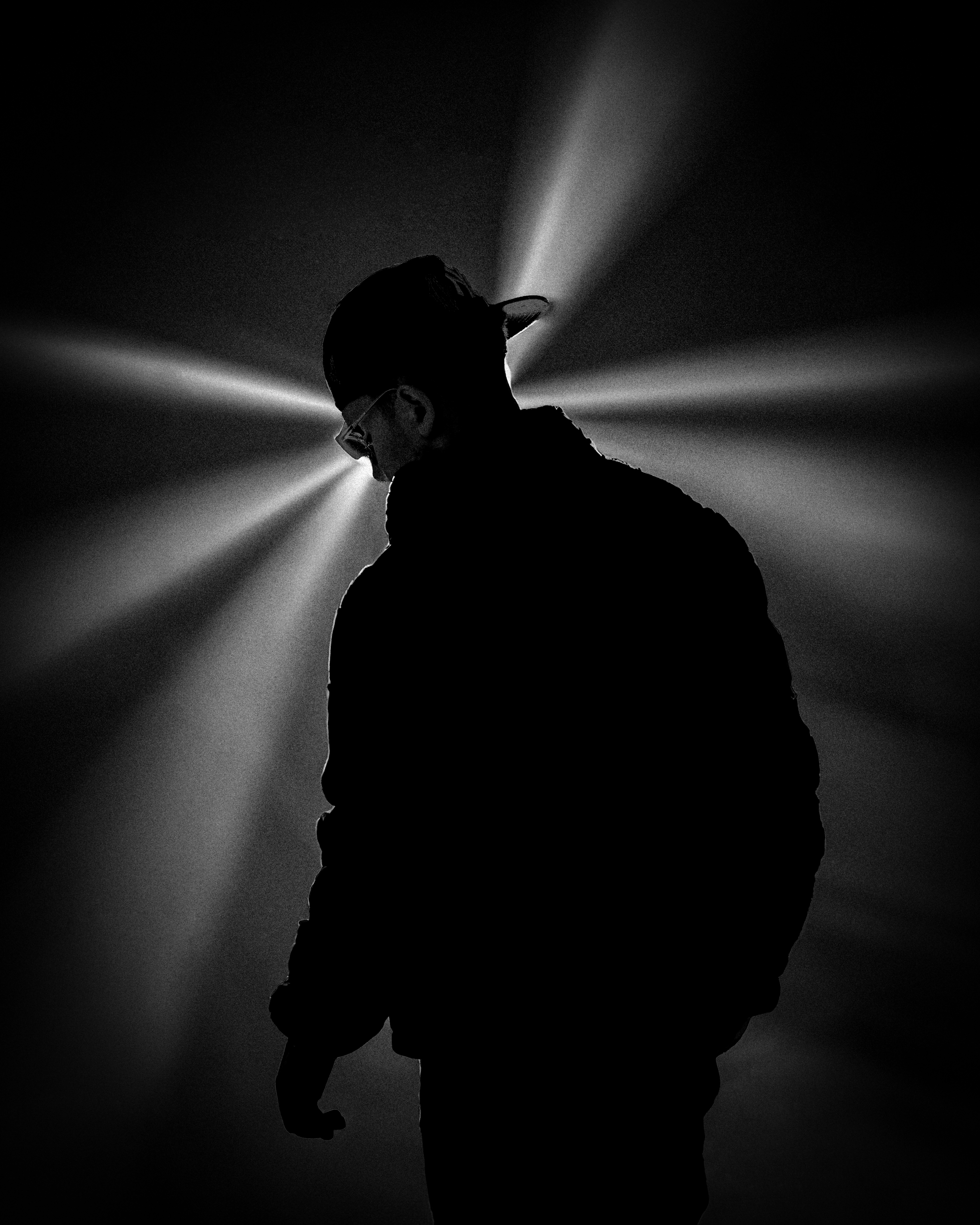 Silhouette in Schwarzweiß mit Lichtstrahlen