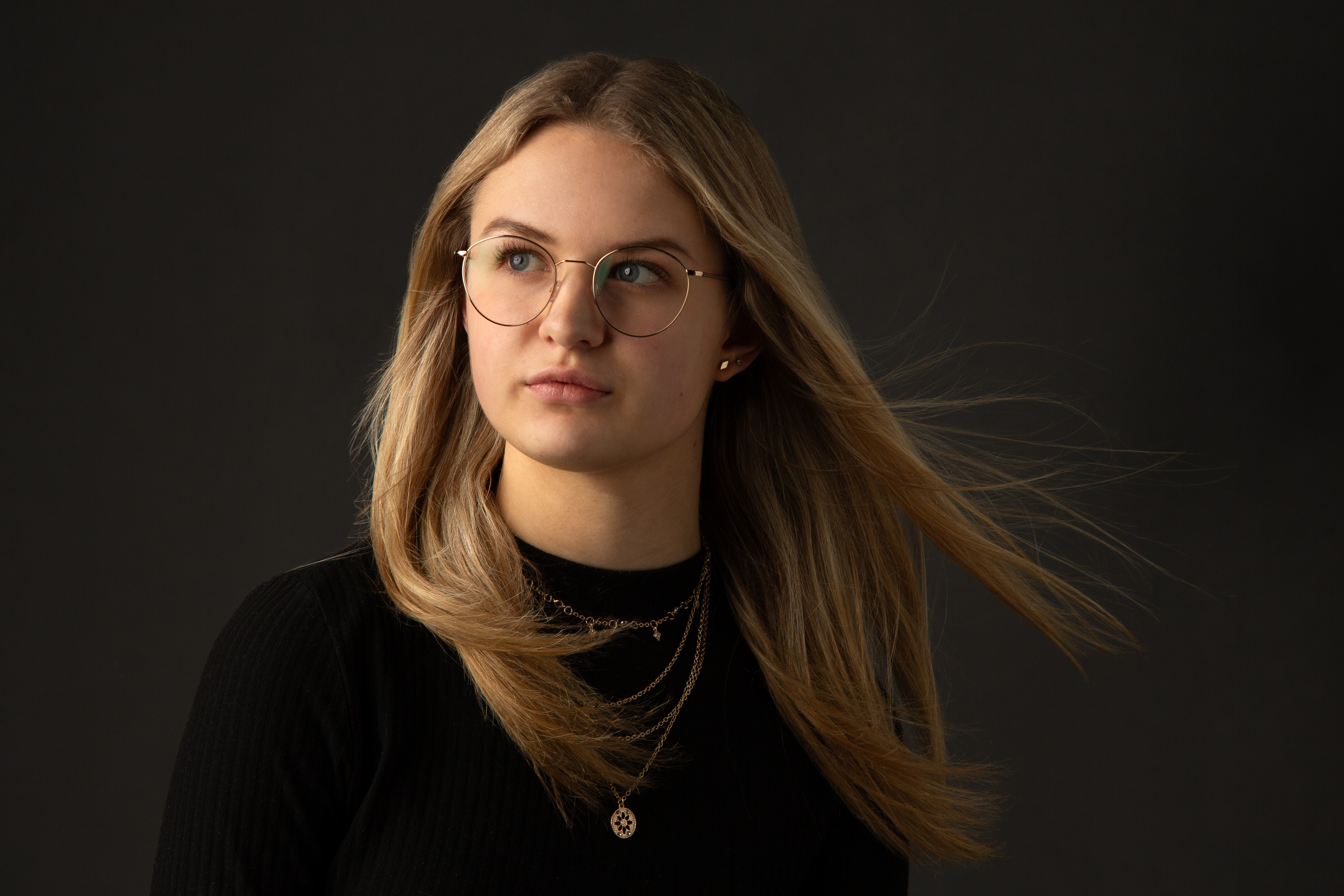 Porträt – Frau mit Brille im Studio