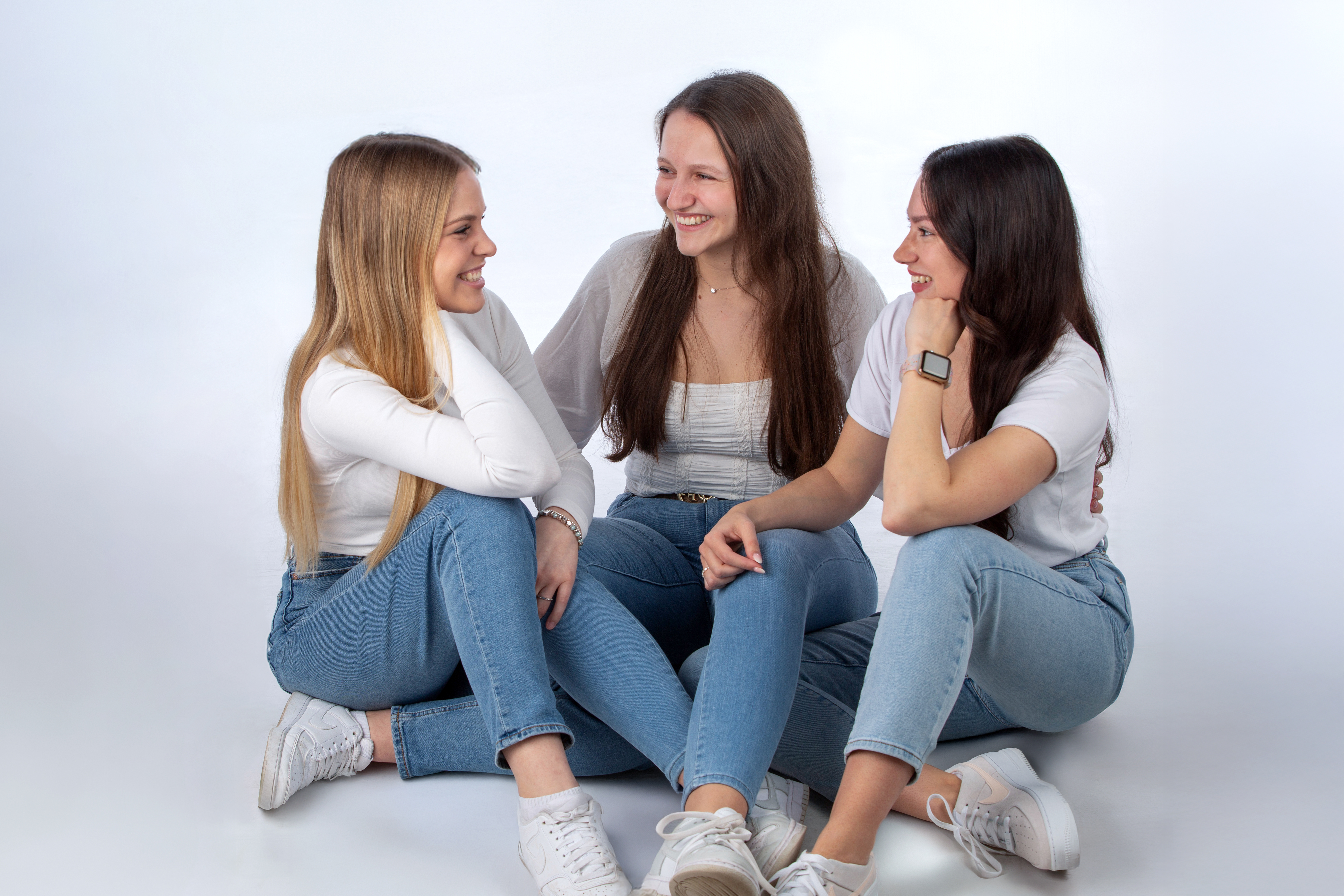 Drei Frauen – Studioszene sitzend