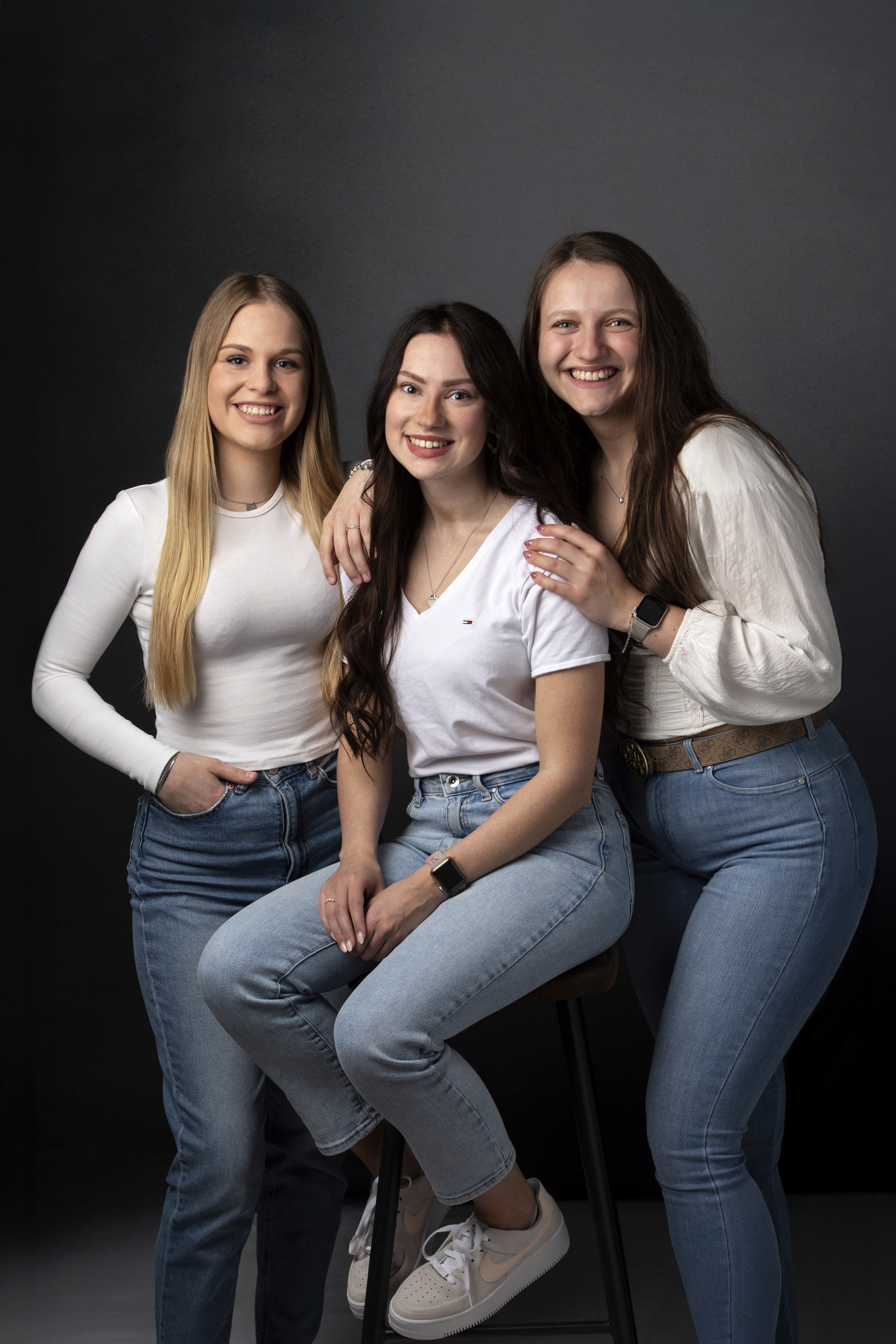 Drei Frauen – Studio mit Hocker
